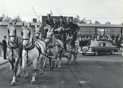 171148 Afbeelding van het vertrek van de gasten per diligence naar het cultureel centrum De Nobelaer te Etten-Leur na ...